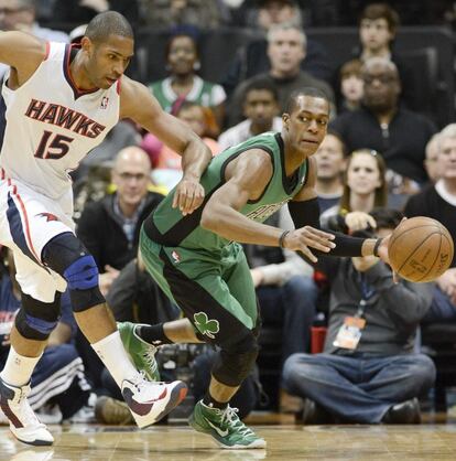 Rondo conduce el baln ante Horford.