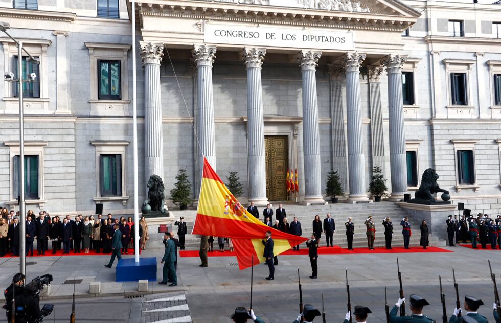 Izado de la bandera de España por el día de la Constitución, este viernes en la carrera de San Jerónimo de Madrid.