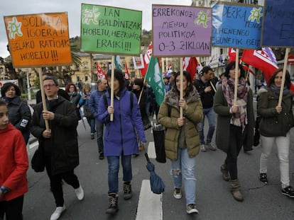 Manifestación en las calles de San Sebastián durante la huelga en la enseñanza pública.