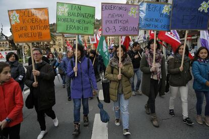 Manifestación en las calles de San Sebastián durante la huelga en la enseñanza pública.