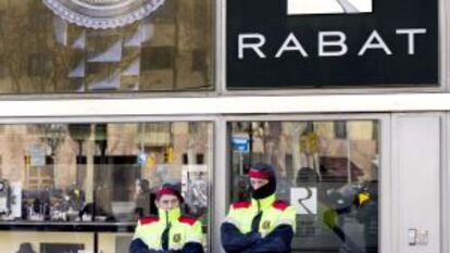 Agentes de los Mossos ante una de las tiendas de Rabat en el paseo de Gràcia de Barcelona.