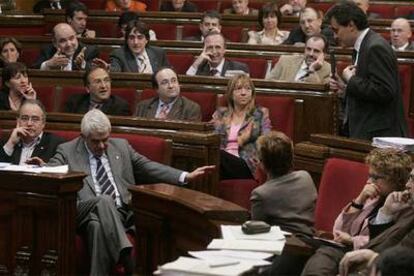 El líder de CiU, Artur Mas (a la derecha), se dirige a Pasqual Maragall (sentado) en un momento del debate en el Parlamento de Cataluña.