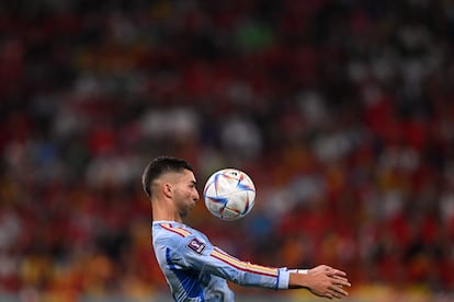 Ferrán Torres controla un balón con el pecho en el partido ante Marruecos. 