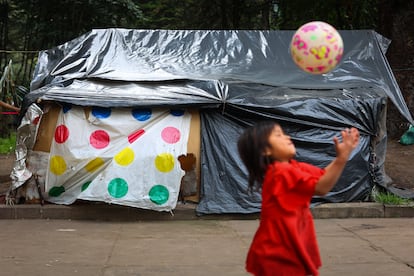 Infancia de la comunidad Emberá asentada en el Parque Nacional de Bogotá. Bogotá, junio 12 de 2024. 