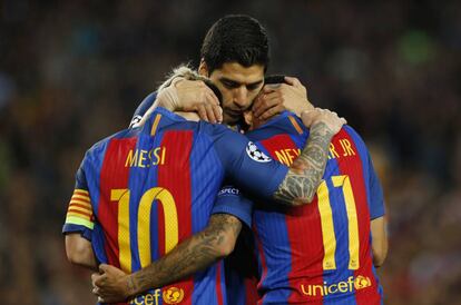 Neymar celebra el seu gol amb Messi i Luis Suárez.