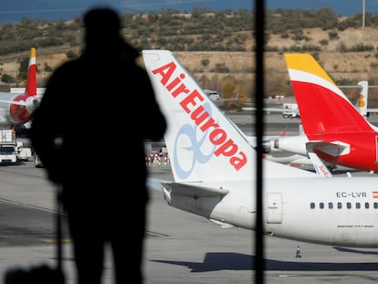 Un viajero observa aviones de Air Europa e Iberia en el aeropuerto de Barajas de Madrid.