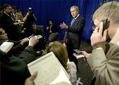 El presidente de EE UU, George W. Bush, atiende a la prensa en una visita a Charlotte (Carolina del Norte).