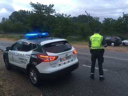 Imagen de un vehículo de la Guardia Civil en un control de tráfico el pasado junio.