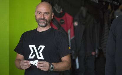 Hilari Moreno, buceador que participo en un rescate con éxito, en su lugar de trabajo en Barcelona.