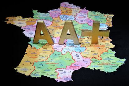 Superposición de dos letras A y del signo + sobre el mapa de Francia, tras la decisión de <b>Standard and Poor's</b> (S&P) de retirarle la máxima calificación, la "triple A".
fp