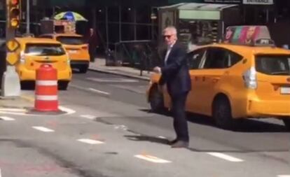 Harrison Ford dirige el tr&aacute;fico en las calles de Nueva York.