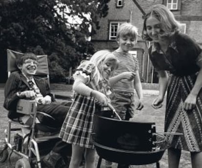 Una imagen de 1977 del científico con sus hijos Robert y Lucy y su primera esposa, Jane Wilde.