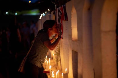 Familiares e amigos de vítimas da tragédia de Brumadinho fazem vigília em frente ao monumento da entrada da cidade.