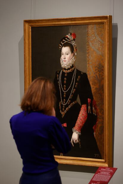 Una mujer observa el retrato de la reina Isabel de Valois pintado por Juan Pantoja de la Cruz.