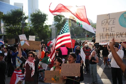 Manifestantes frente al Ayuntamiento de Los Ángeles, este viernes.