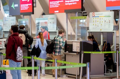 Varias personas frente a la cola de facturacin en el Aeropuerto Adolfo Surez-Madrid Barajas.