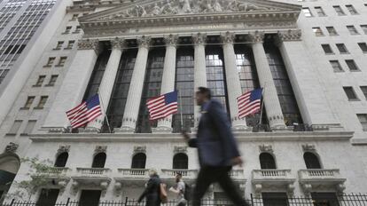 Personas pasean frente a la fachada de Wall Street, en Nueva York.