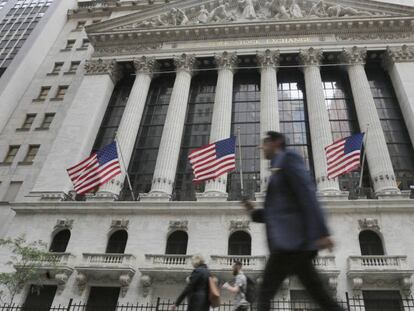 Personas pasean frente a la fachada de Wall Street, en Nueva York.