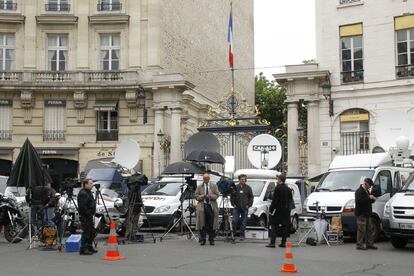 Medios de comunicación frente al Ministerio de Interior en París mientras esperan los resultados de la jornada electoral.