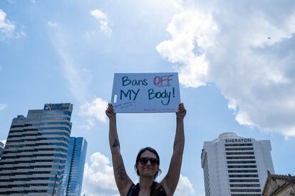 Una mujer protesta en Tennessee, Nashville.