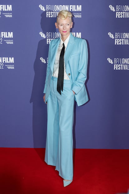 Tilda Swinton, como si fuera el mismísimo David Bowie con este traje azul de Bella Freud con el que asistió a la presentación de su nueva película, La hija eterna.