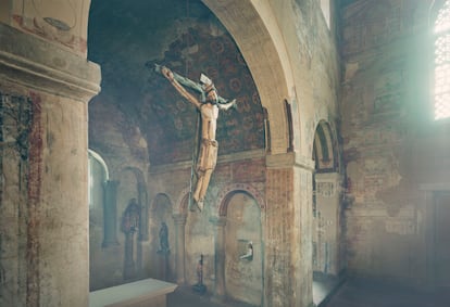 Iglesia de San Julián de los Prados (Asturias). El proceso creativo de este fotógrafo madrileño es concienzudo, minucioso y obsesivo a la hora de seguir las huellas del paso del tiempo sobre el patrimonio. “En la iglesia de san Julián de los Prados, en Asturias, hay una parte de los frescos que se ha ido perdiendo y otra parte que no porque la piedra permanece”, describe. Para esta imagen, eligió un encuadre que diera importancia al Cristo crucificado. Para ello, se subió a una escalera muy alta, jugándose el tipo —está acostumbrado a encaramarse a tejados, acantilados o campanarios, cargando con su equipo y, a veces, atado para no caer—. Teniendo clara la posición, esperó durante días la llamada por él “hora mágica”. Finalmente, hizo la foto una mañana en la que los rayos del sol entraban por los laterales, bañando la magnífica talla de madera, que, en la imagen, parece flotar en luz.