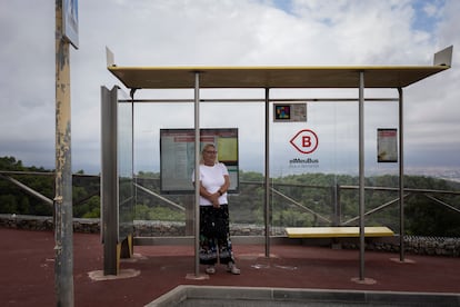 Rosario espera el bus a demanda en Torre Baró.