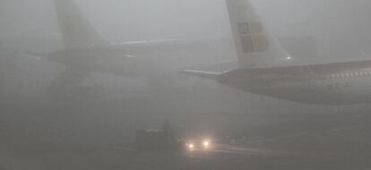 La niebla cubre la T4 del aeropuerto de Barajas.