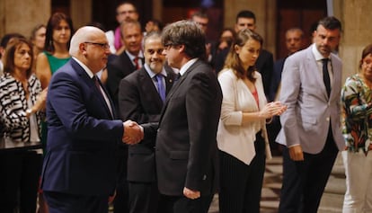 Baiget y Puigdemont se saludan este martes por la ma&ntilde;ana. A la derecha, Vila.