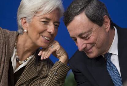 La directora del FMI, Christine Lagarde, conversa con el presidente del BCE, Mario Draghi, durante un acto reciente celebrado en Par&iacute;s.