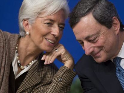 La directora del FMI, Christine Lagarde, conversa con el presidente del BCE, Mario Draghi, durante un acto reciente celebrado en París.