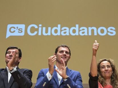 Fernando Giner, Albert Rivera y Carolina Punset durante el mitin celebrado este domingo en Valencia.