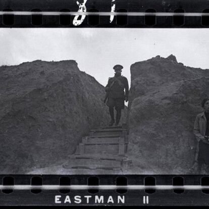 Imagen de 1937 de Robert Capa en la que aparece Gerda Taro a la derecha.