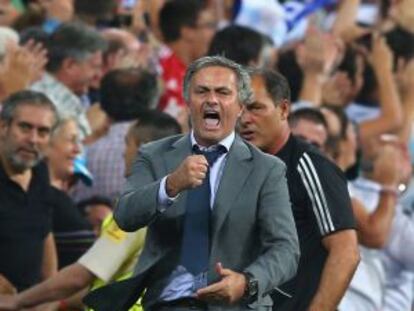 José Mourinho festeja la victoria tras el pitido final.