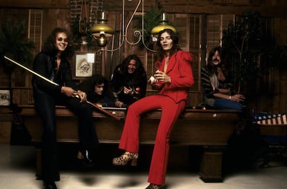 Ian Paice, Glenn Hughes, David Coverdale, Tommy Bolin (de rojo) y Jon Lord. Deep Purple en 1975.