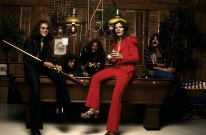 Ian Paice, Glenn Hughes, David Coverdale, Tommy Bolin (de rojo) y Jon Lord. Deep Purple en 1975.