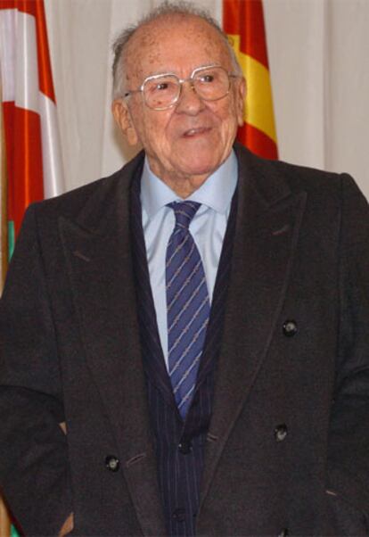 Santiago Carrillo, una de las figuras histricas de la Transicin, en el Congreso, en un momento de los actos de conmemoracin del 26 aniversario de la Carta Magna.