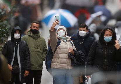 Varias personas con mascarillas, este lunes en París.