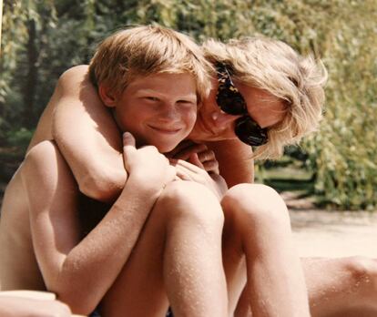 Imagen sin fechar del príncipe Enrique junto a su madre, Diana de Gales, durante unas vacaciones. 