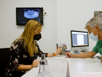 María y el doctor Alfonso de la Fuente durante una consulta.