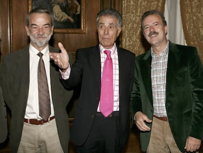 Manuel Campo Vidal (derecha) junto a Jesús Hermida e Ignacio Salas, en la toma de posesión como nuevo presidente de la Academia de la Televisión.