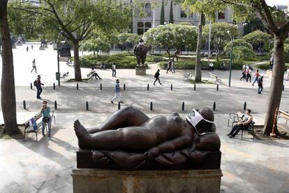 Personas con tapabocas deambulan junto a las esculturas de Fernando Botero, con mascarillas dado el lanzamiento de la campaña 'Yo cuido a Medellín'.