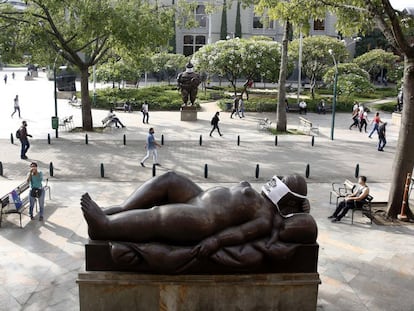 Personas con tapabocas deambulan junto a las esculturas de Fernando Botero, con mascarillas dado el lanzamiento de la campaña 'Yo cuido a Medellín'.