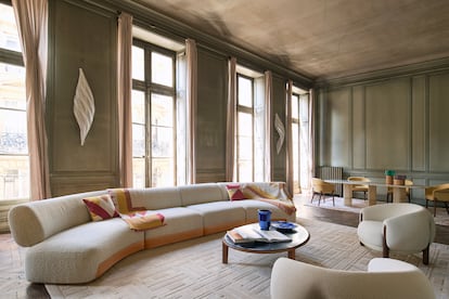 Ambiente creado por Louis Vuitton con muebles del diseñador francés Patrick Jouin, los nuevos Objets Nomades de Estúdio Campana, la vajilla de Nendo y los textiles de Charlotte Perriand.