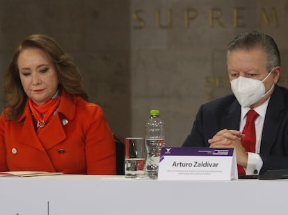 Los ministros de la Suprema Corte Yasmín Esquivel y Arturo Zaldívar, en una imagen de archivo. 