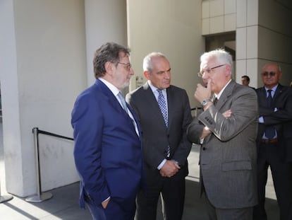 Juan Luis Cebrián, Antonio Caño y Ferran Mascarell en la presentación de elpais.cat