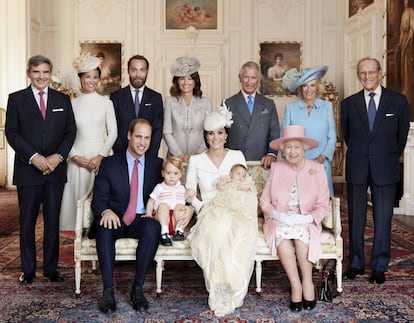 Foto de familia tras el bautizo de Carlota de Cambridge, en el que aparecen los Windsor y los Middleton.
