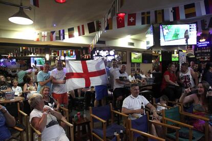 Seguidores ingleses siguen por televisión el partido de Eurocopa que enfrentó a las selecciones de Inglaterra e Islandia, en Salou,Tarragona.