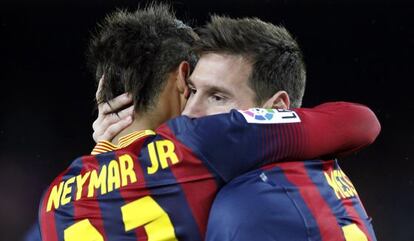 Messi, a la derecha, abraza a Neymar.  