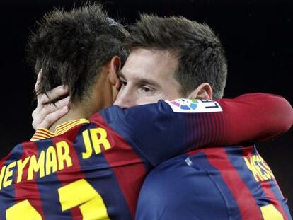 Messi, a la derecha, abraza a Neymar.